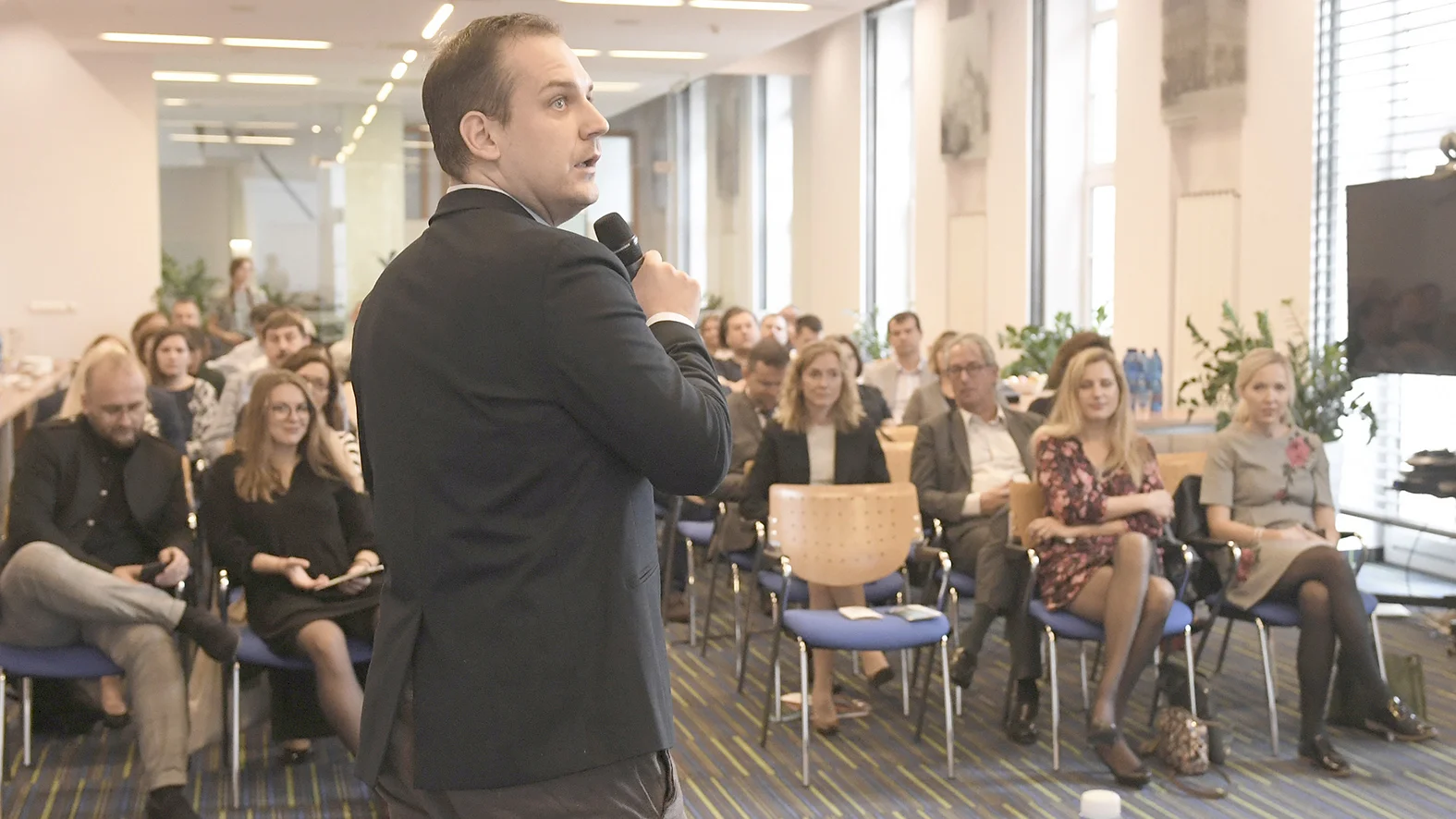 Príklady dobrej praxe majú motivovať pri zamestnávaní Rómov