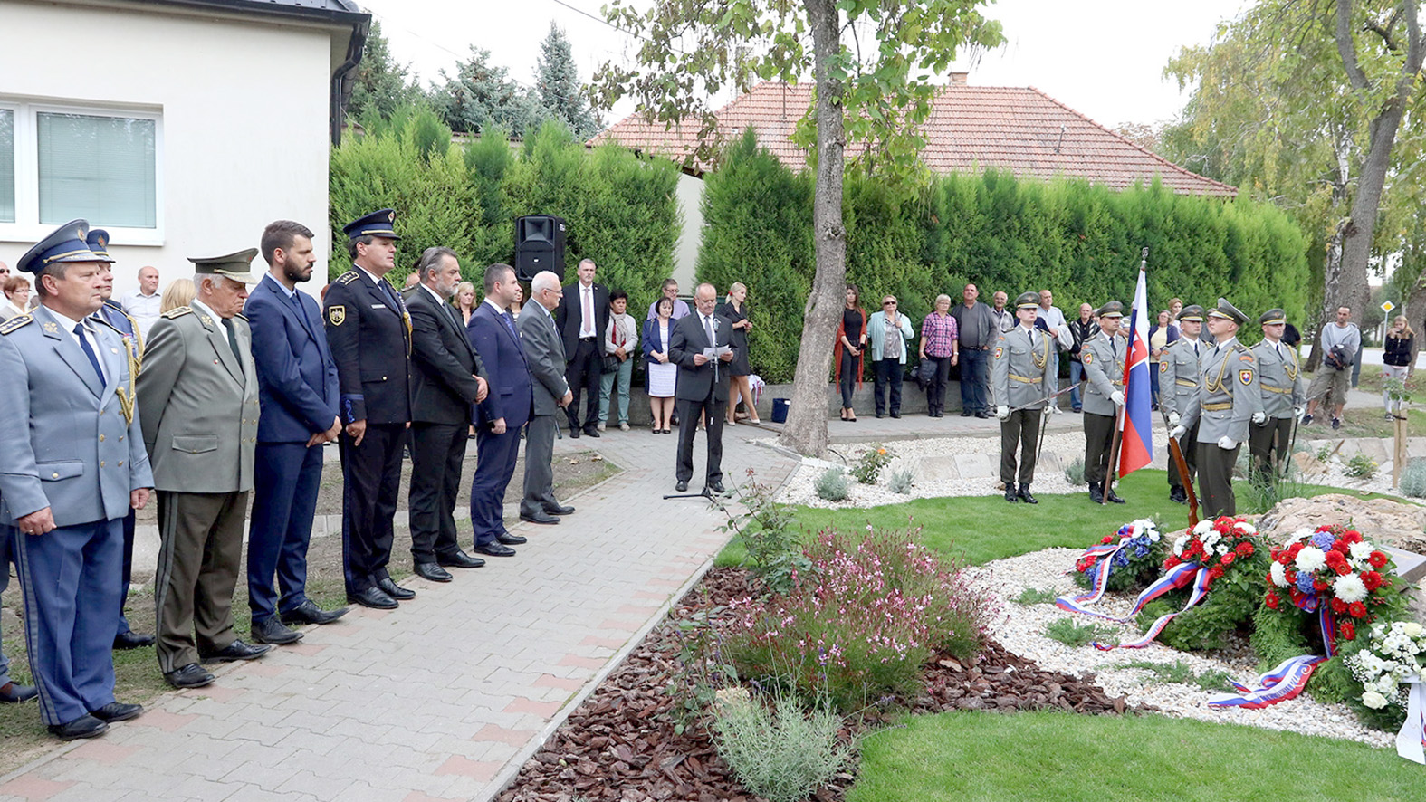 Peter Gajdoš odhalil v Trnovci nad Váhom pamätnú tabuľu generálovi J. Golianovi