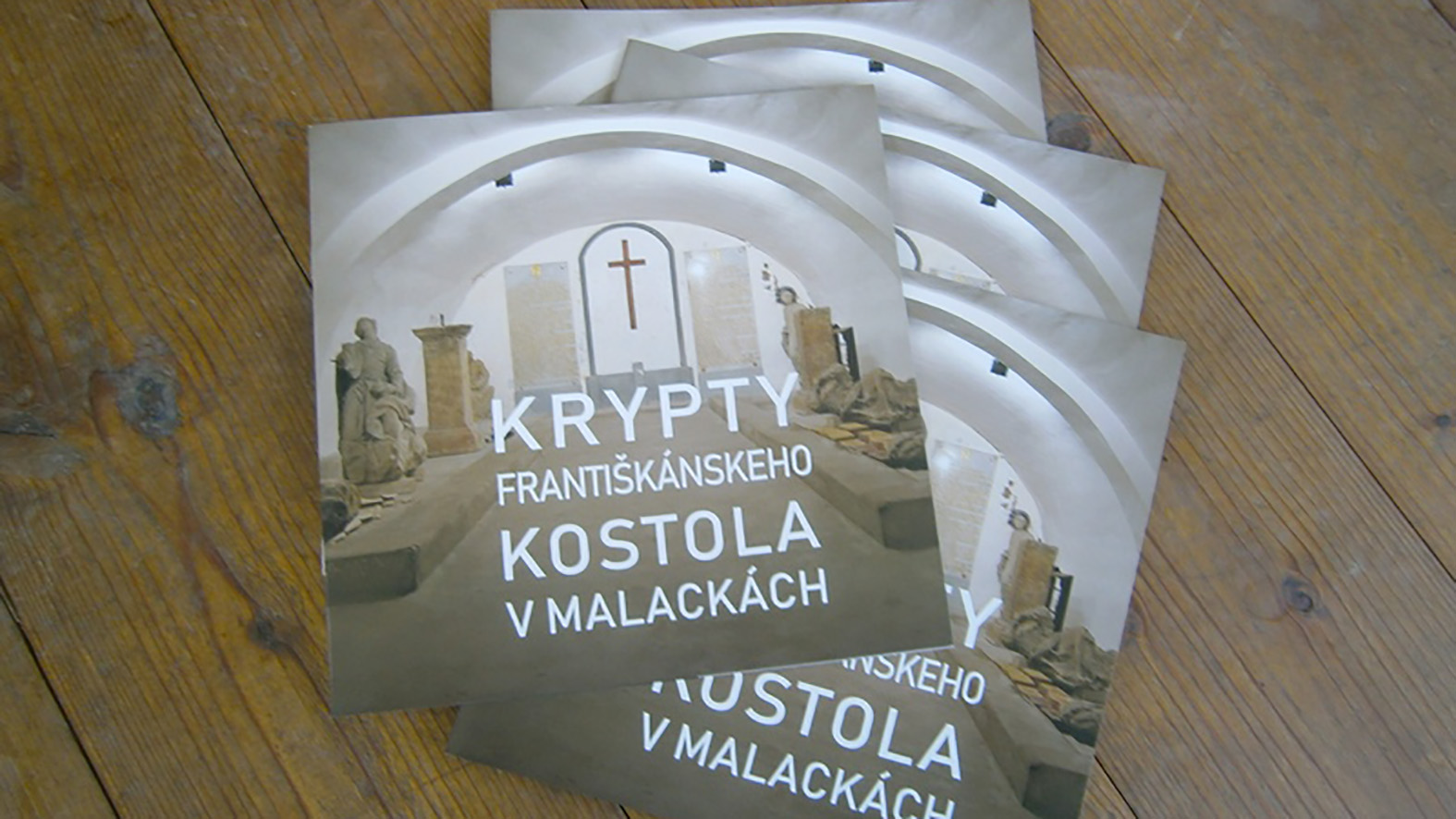 Nová brožúrka o kryptách pod františkánskym kostolom v Malackách