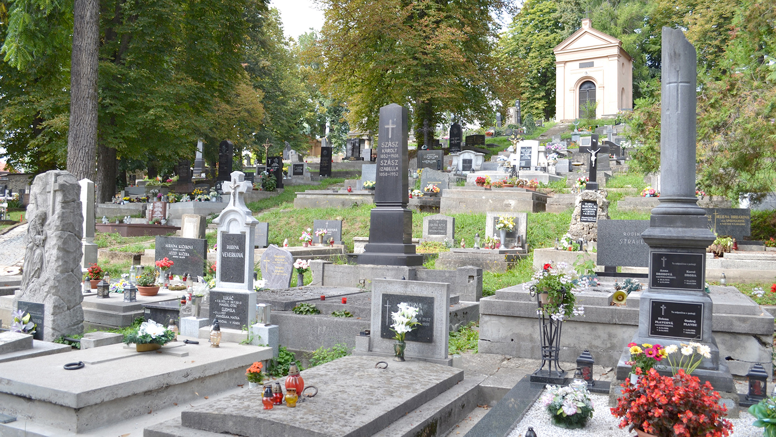 Nájom za hrobové miesta sa dá od pondelka vyplatiť aj na cintoríne