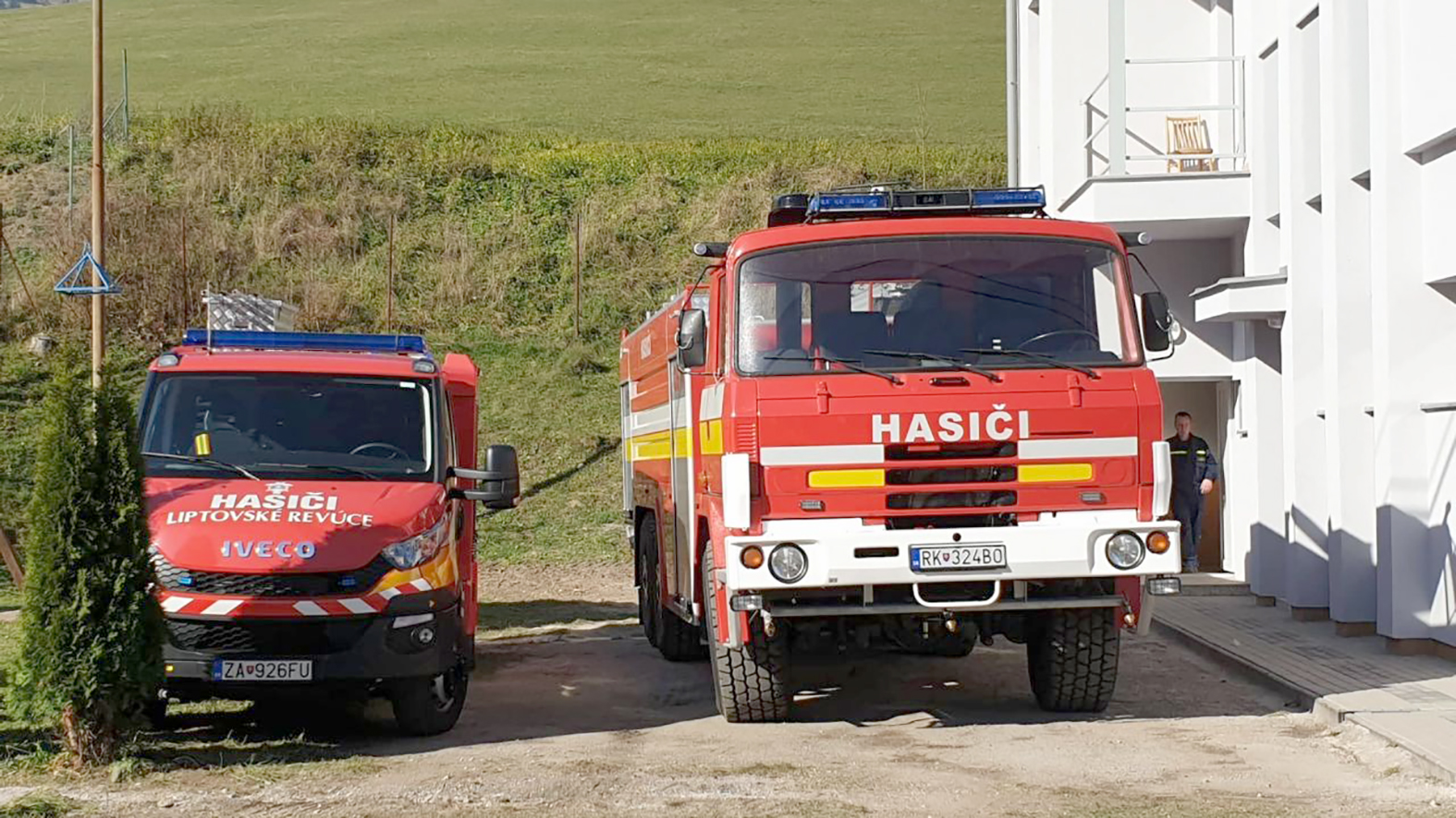 Dobrovoľní hasiči dostali vynovenú zbrojnicu aj repasovanú Tatru