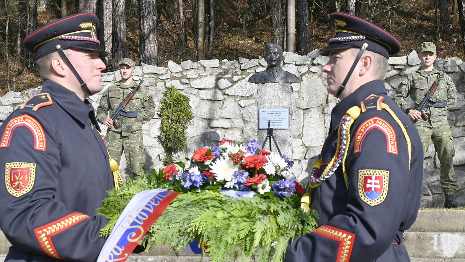 Pamiatku padlých vojnových veteránov si uctili pri pamätníku Jozefa Gabčíka