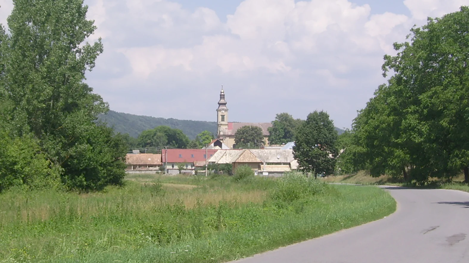 Obnovili zbrojnicu, stavajú komunitné centrum, problémom je však hlavne voda