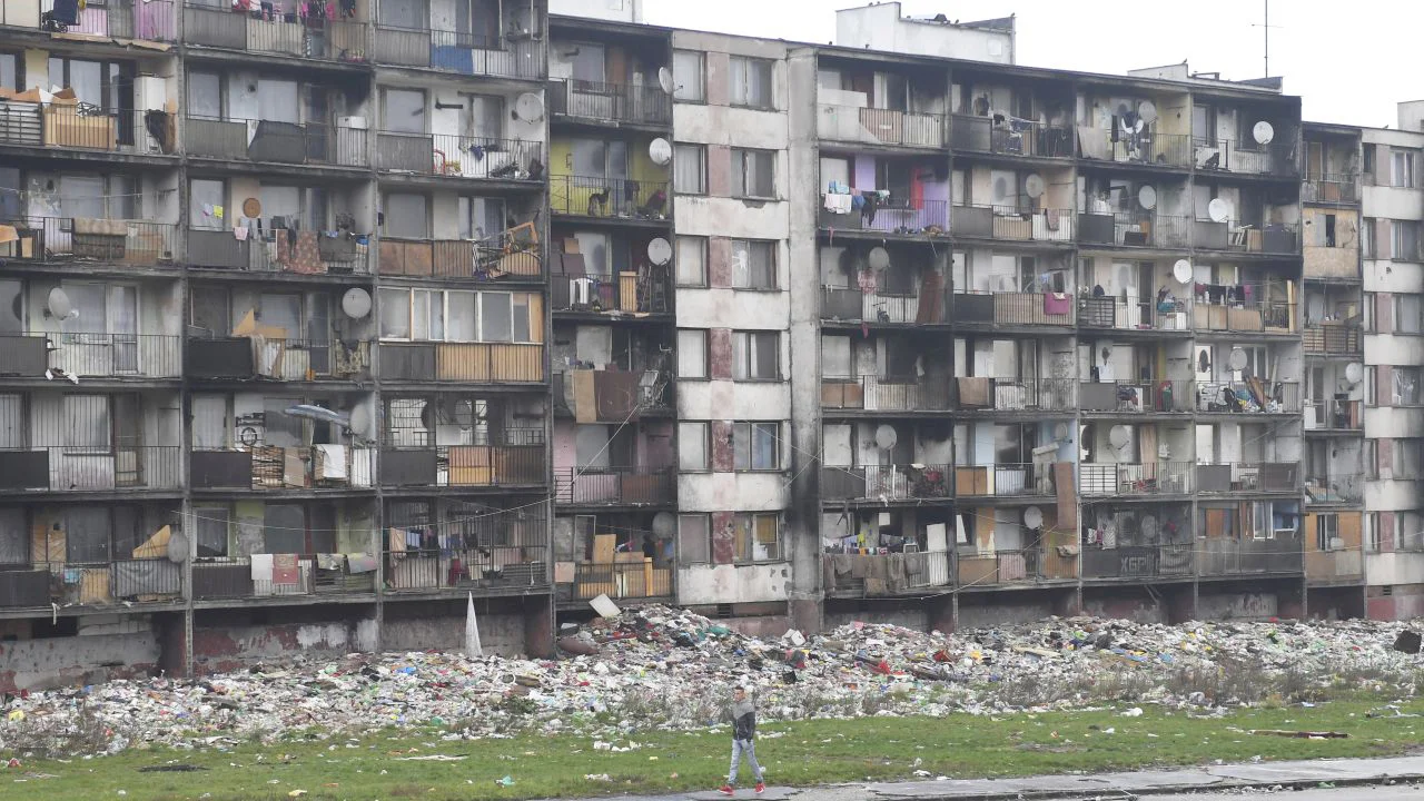Na Luníku IX čistia čiernu skládku, množstvo odpadu odhadujú na 740 ton