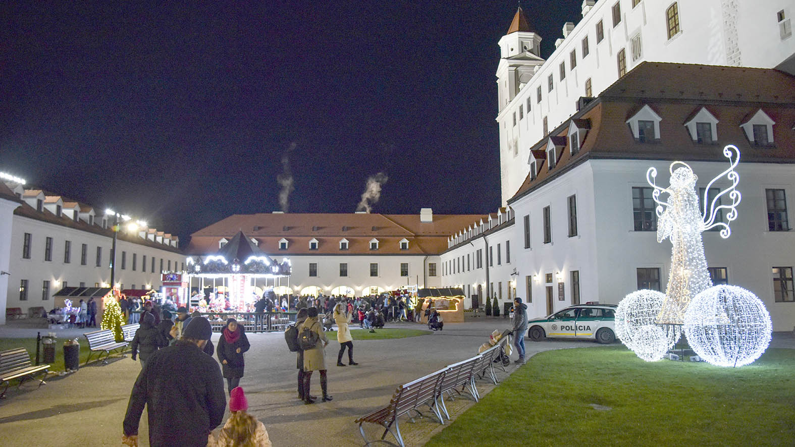 Na Bratislavskom hrade sa začali vianočné trhy