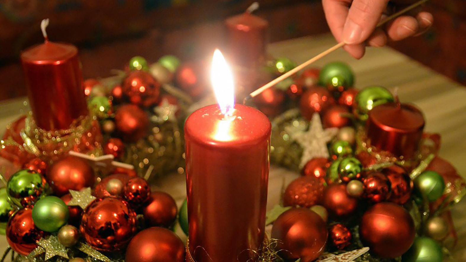 Symbolom adventného obdobia je veniec so štyrmi sviečkami