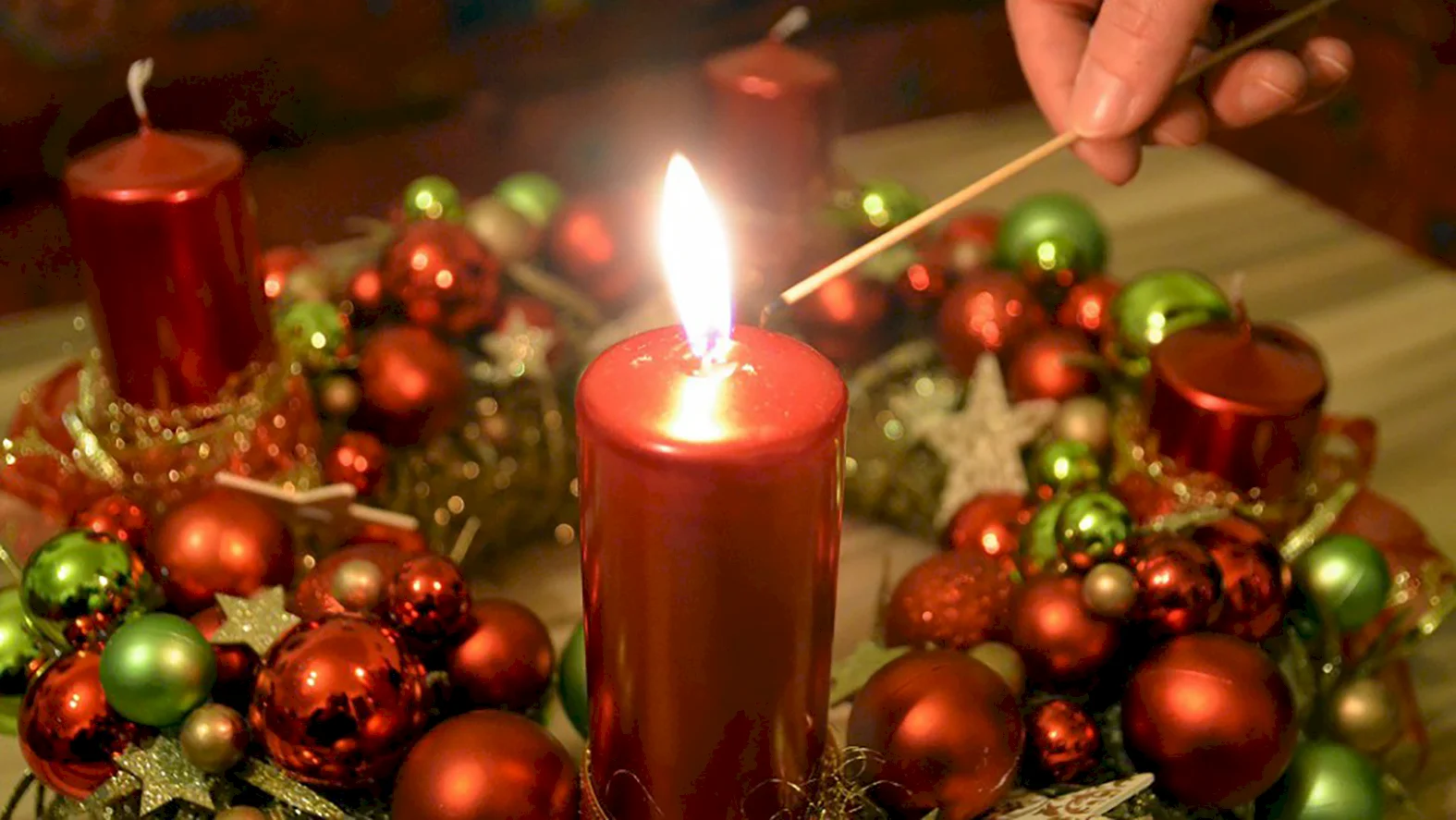 Symbolom adventného obdobia je veniec so štyrmi sviečkami