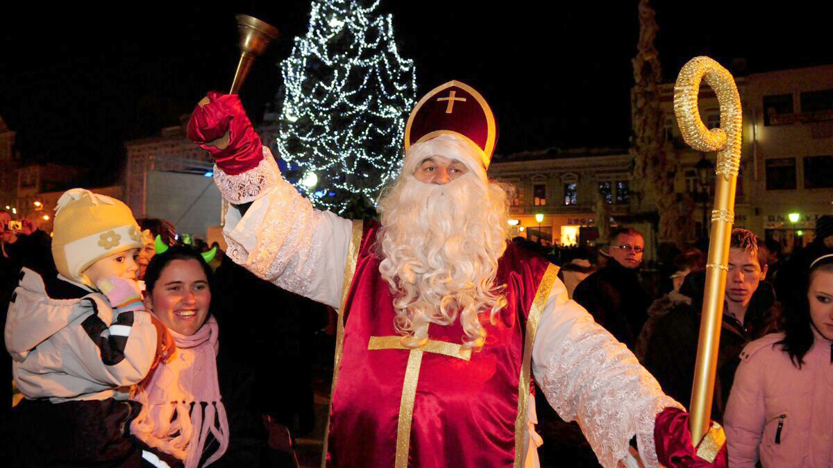 Vianočný stromček rozsvietili s Mikulášom desiatky ľudí