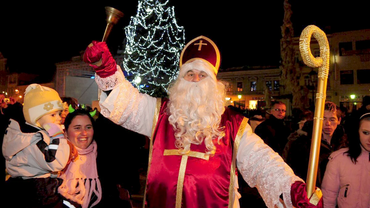 Vianočný stromček rozsvietili s Mikulášom desiatky ľudí