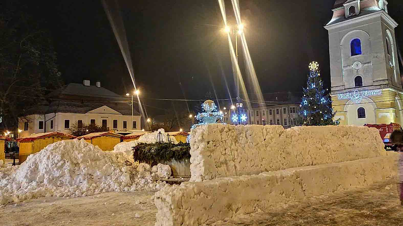 Stavba snehového labyrintu v Brezne je zahájená