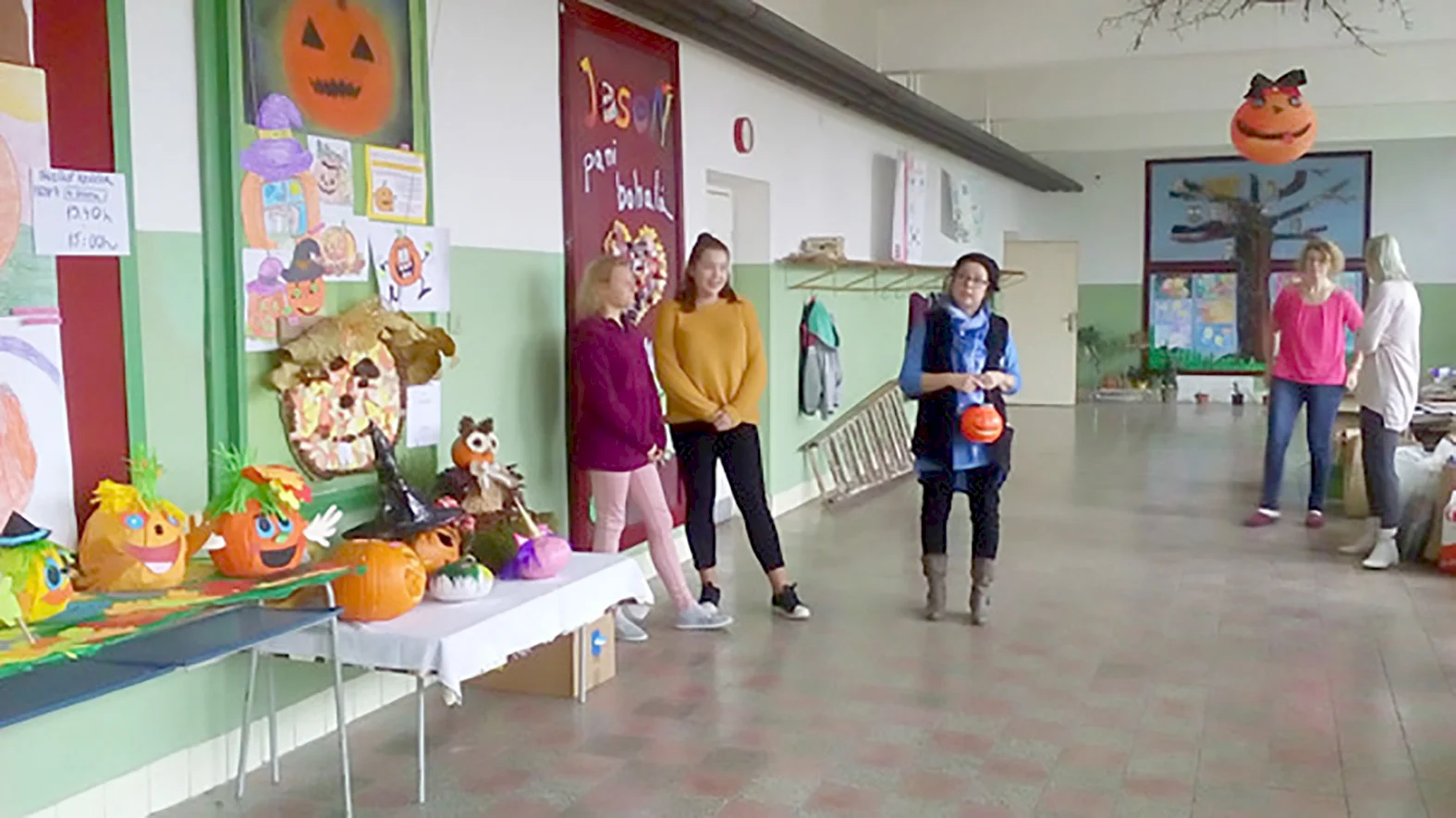 Obec Malá Lehota trápi havarijný stav strechy základnej školy