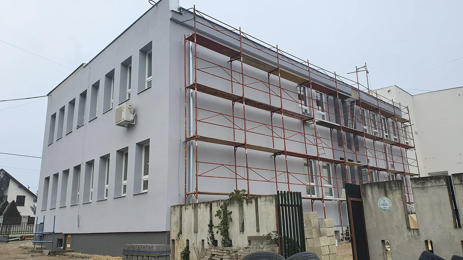 Obnova obecného úradu je v záverečnej fáze, obec ušetrí na energiách