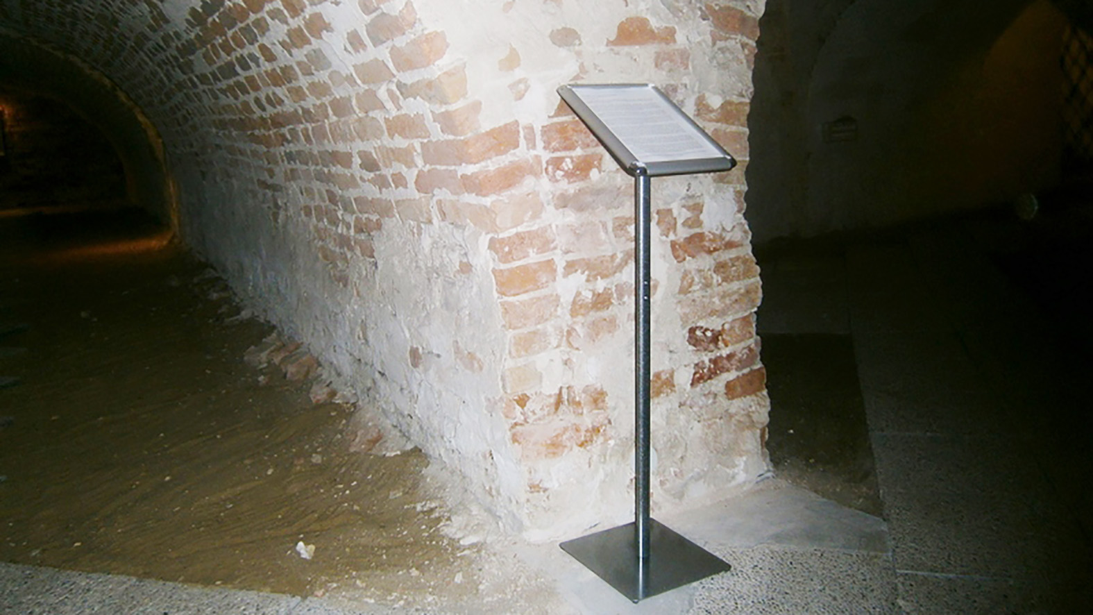 Rekonštrukcia expozície v kryptách pod františkánskym kostolom v Malackách