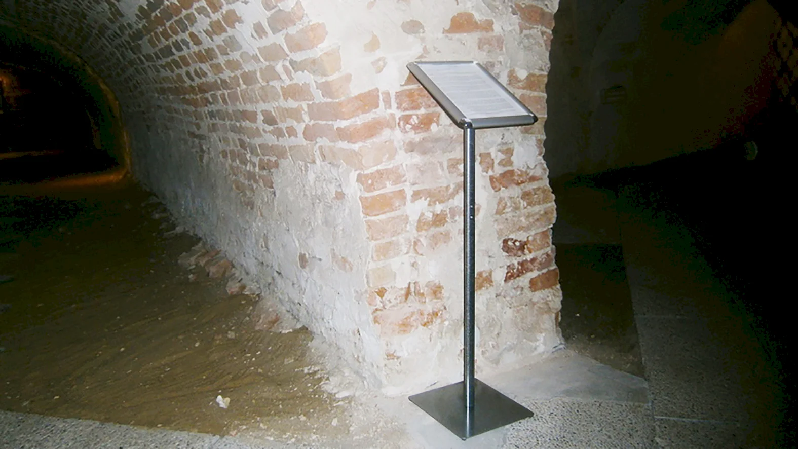 Rekonštrukcia expozície v kryptách pod františkánskym kostolom v Malackách