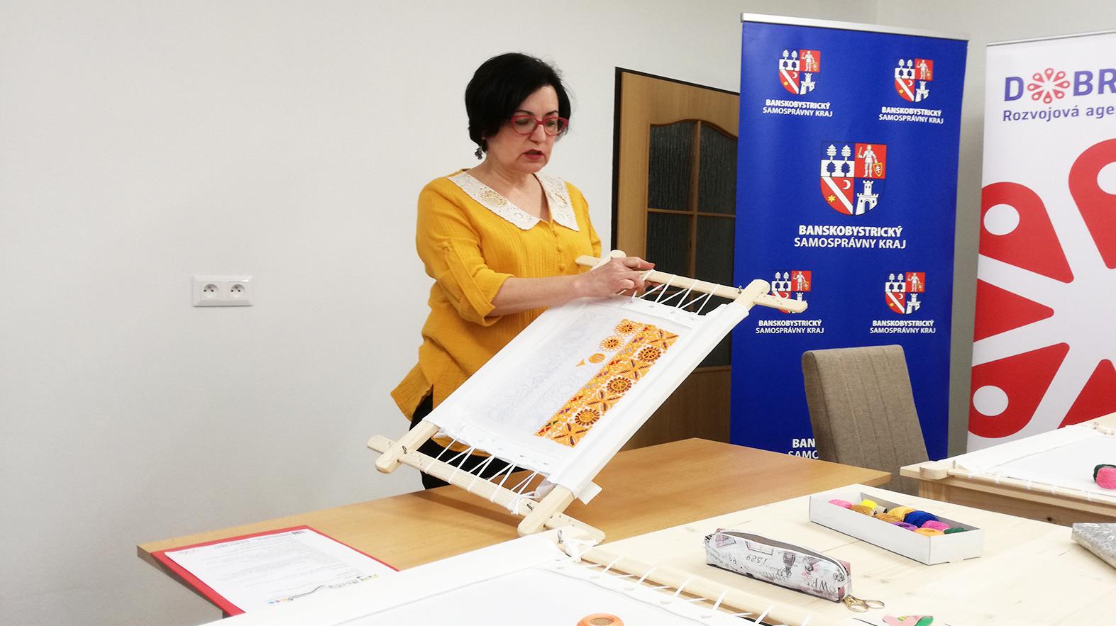 Detvianske ľudové umenie otvorilo dielňu na kurzy vyšívania krivou ihlou