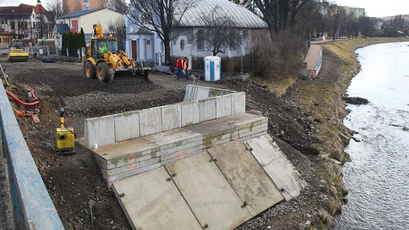 Dočasný most cez rieku Poprad by mali dokončiť v polovici marca
