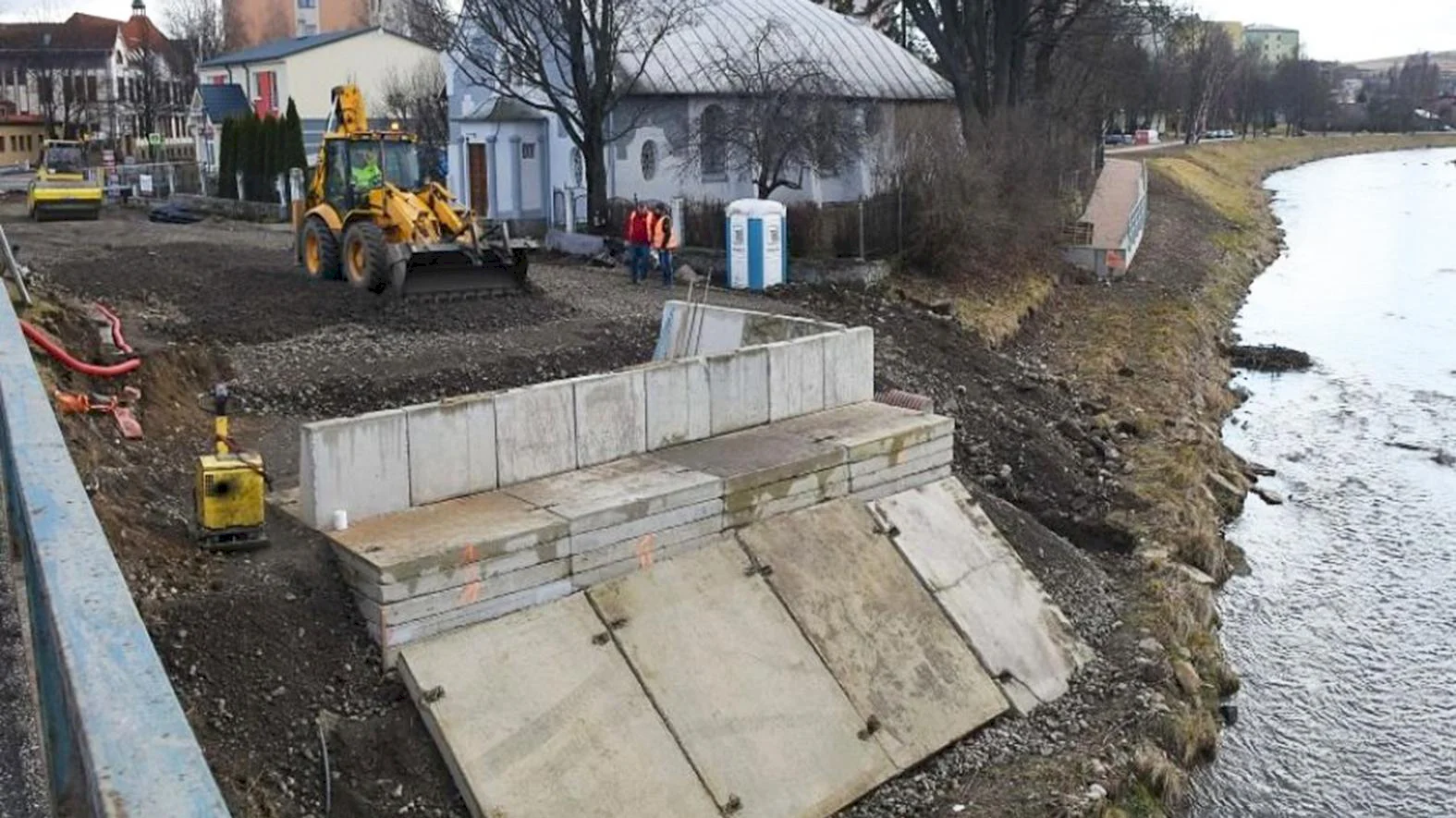 Dočasný most cez rieku Poprad by mali dokončiť v polovici marca