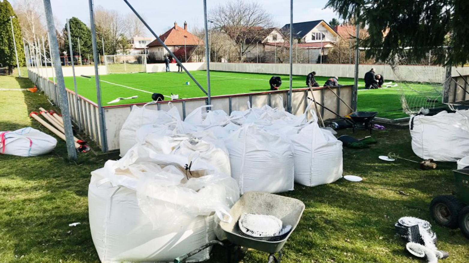 Na základnej škole J. Mudrocha zrekonštruovali viacúčelové ihrisko