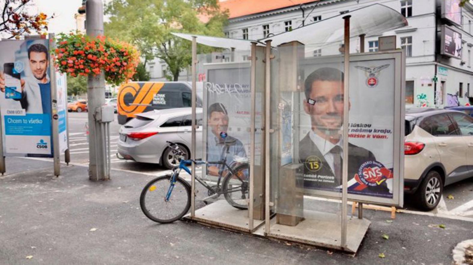 Komunálny podnik odstránil z ulíc 14 nelegálnych reklamných búdok