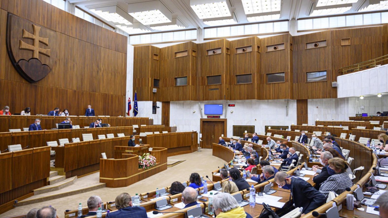 Koalícia a opozícia spochybňujú navrhované hlasovanie zastupiteľstiev per rollam