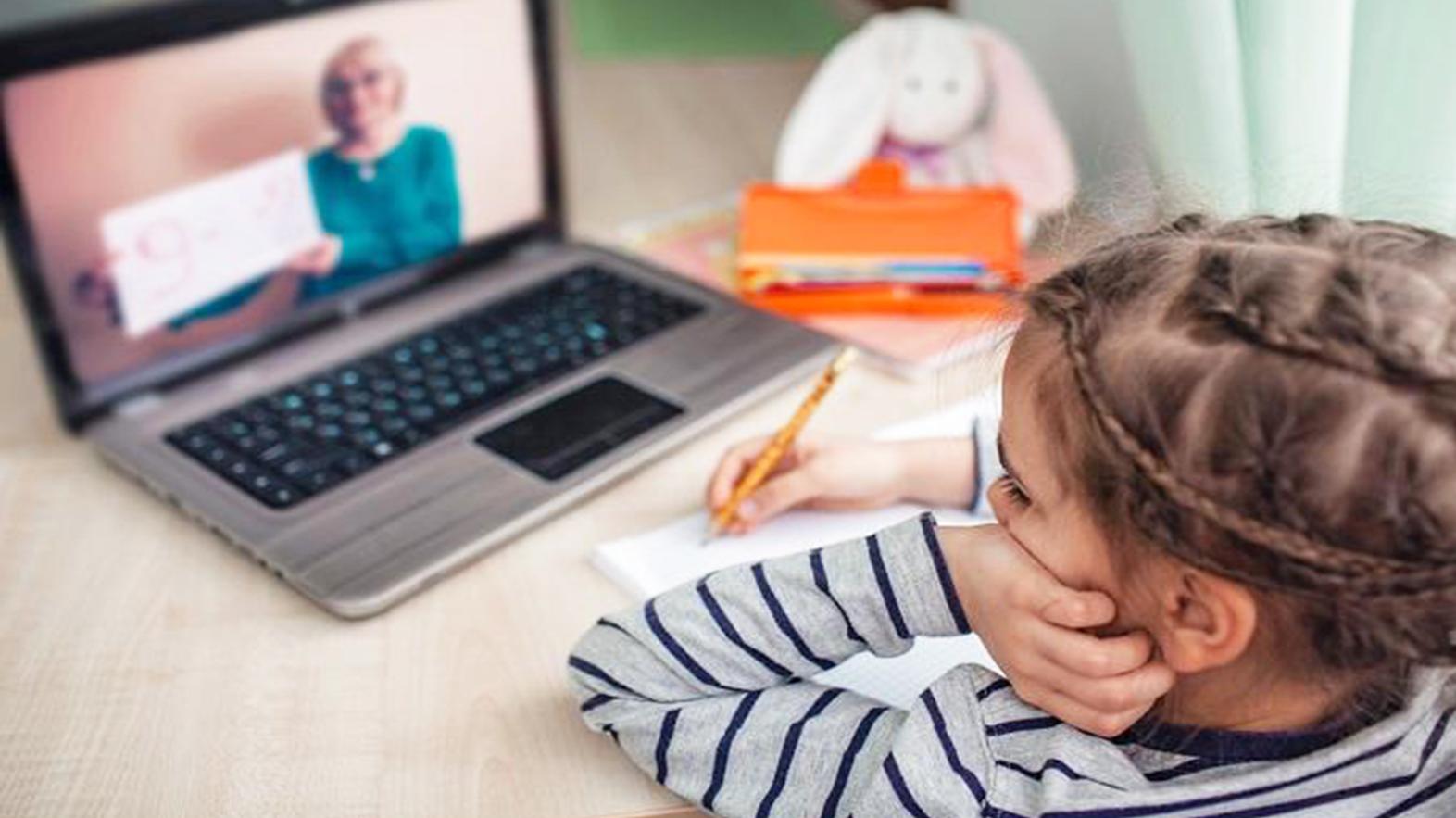 MŠVVaŠ pripravuje "teleškolu", ktorá bude simulovať reálne vyučovanie