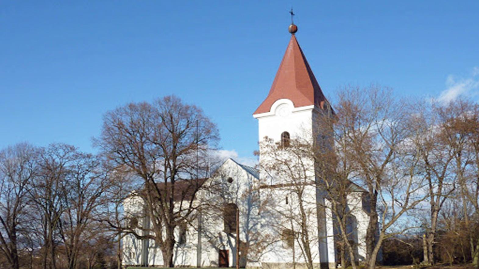 Veža kostola v Horných Opatovciach má novú strechu