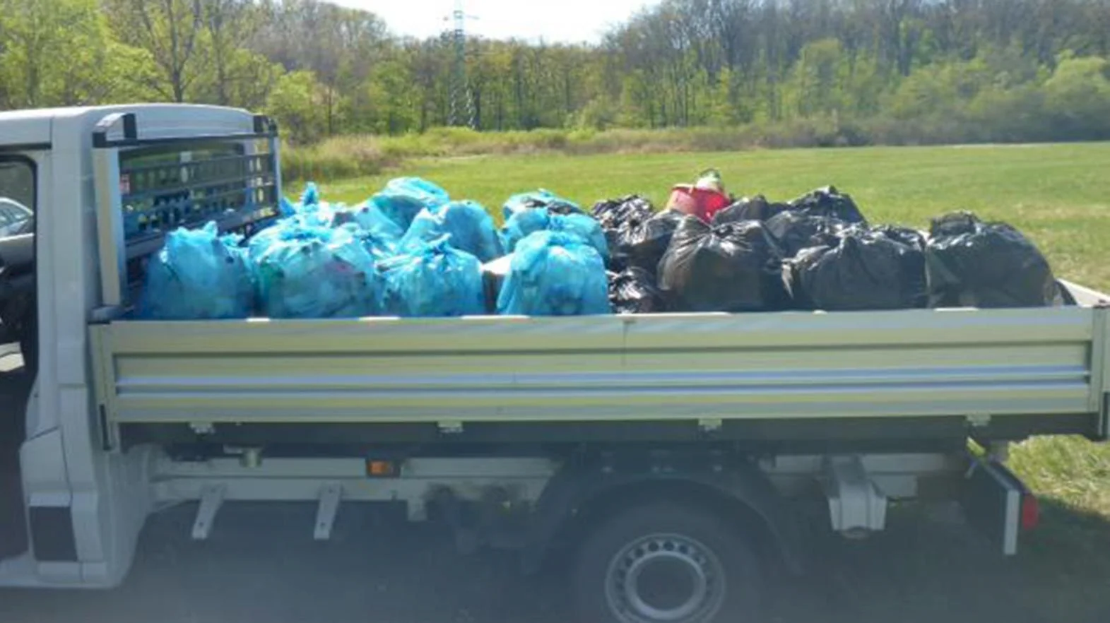 Pri vodnej nádrži Ľadovo vyzbierali 34 vriec odpadu
