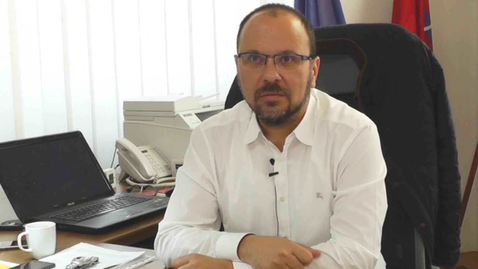 Primátor mesta Šahy žiada poslancov, aby mu znížili plat