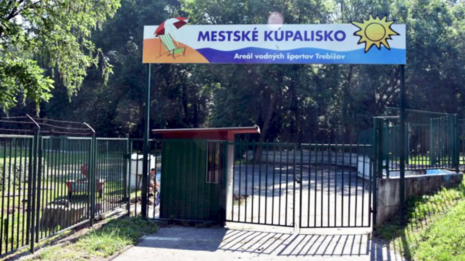 Letné kúpalisko v Trebišove obohatili cvičebné stroje a detské ihrisko