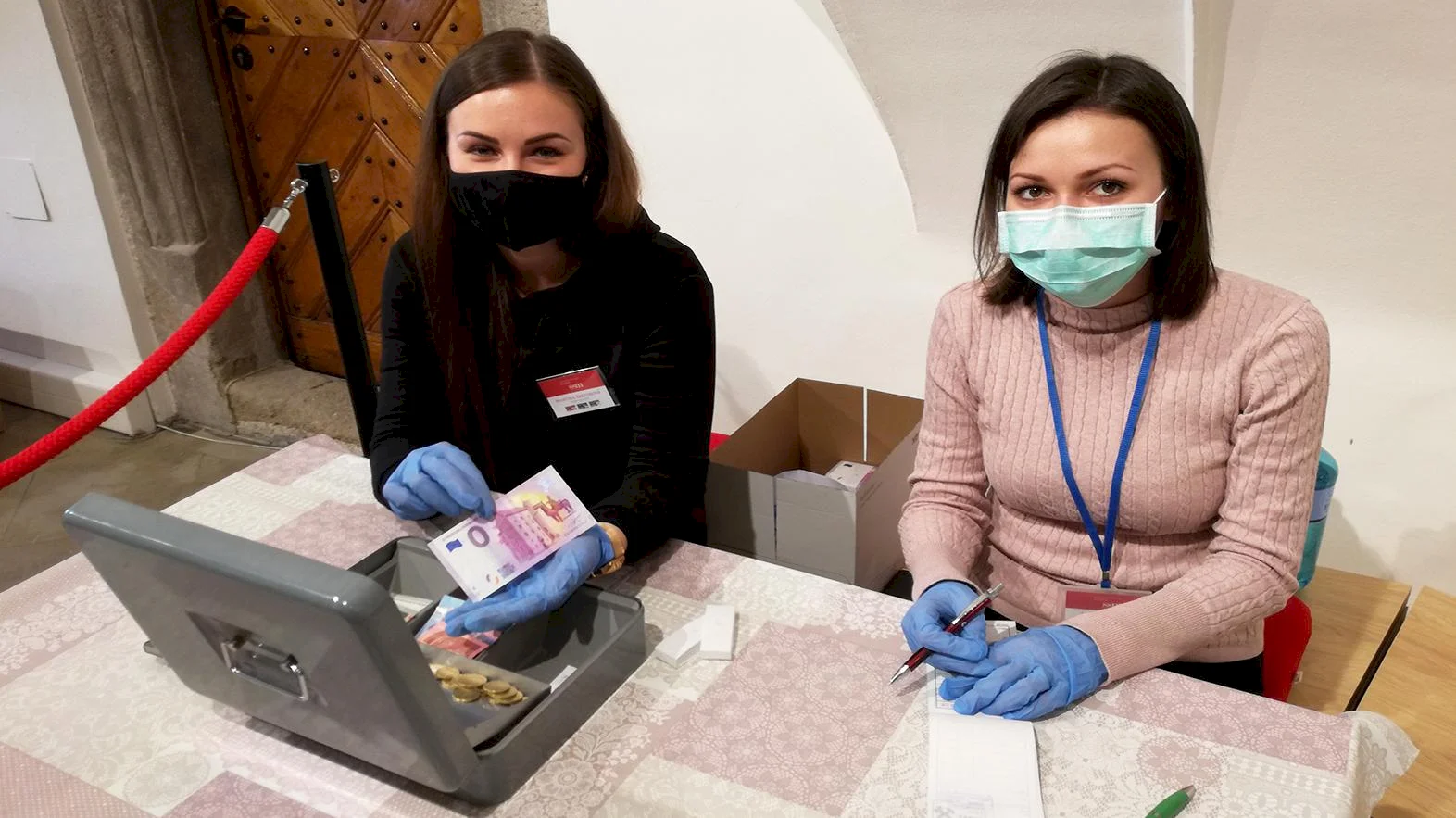O pamätnú bankovku SSM bol záujem, pred múzeom sa aj stanovalo