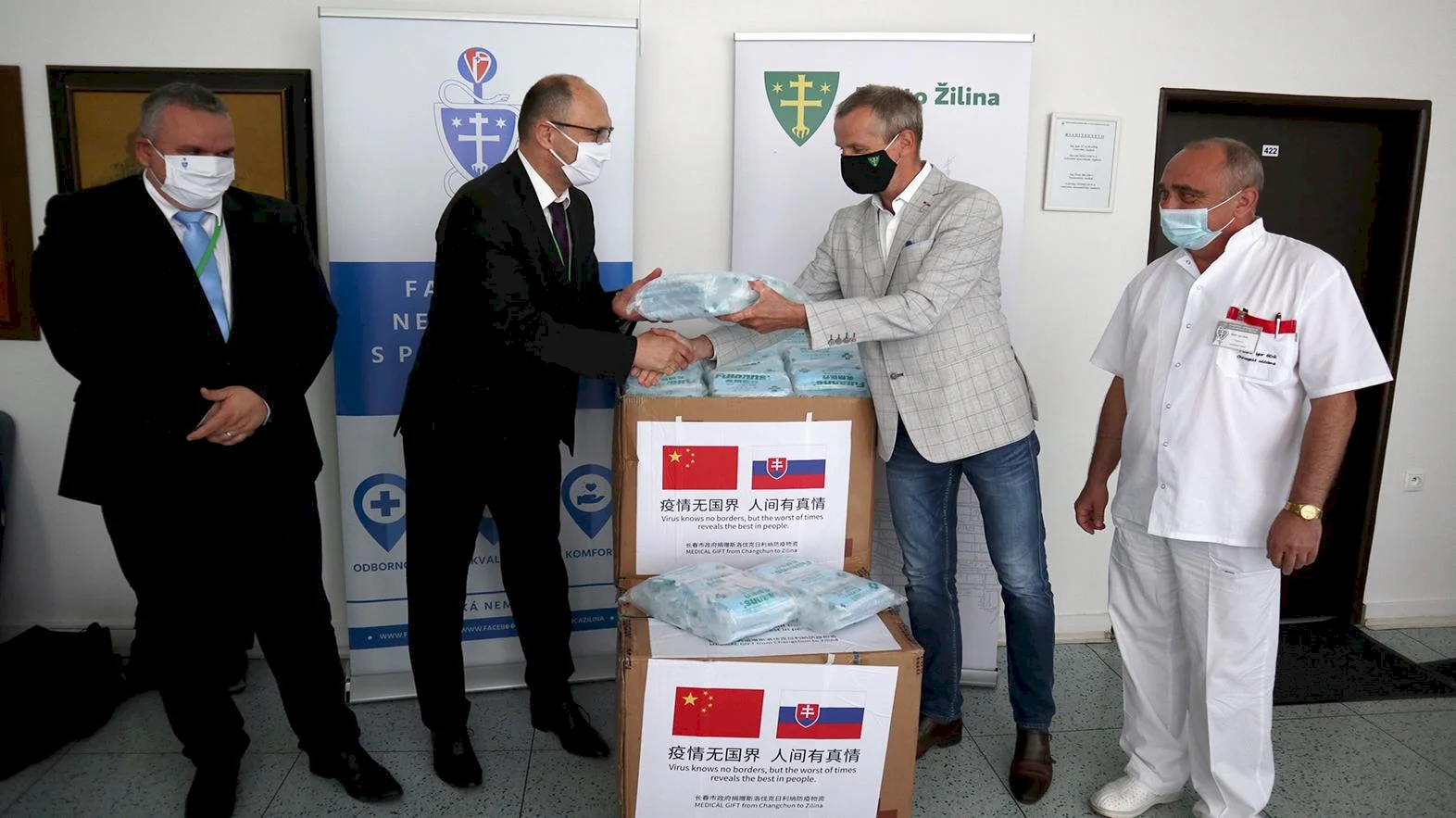 Mesto Žilina darovalo zdravotníkom tisícky rúšok