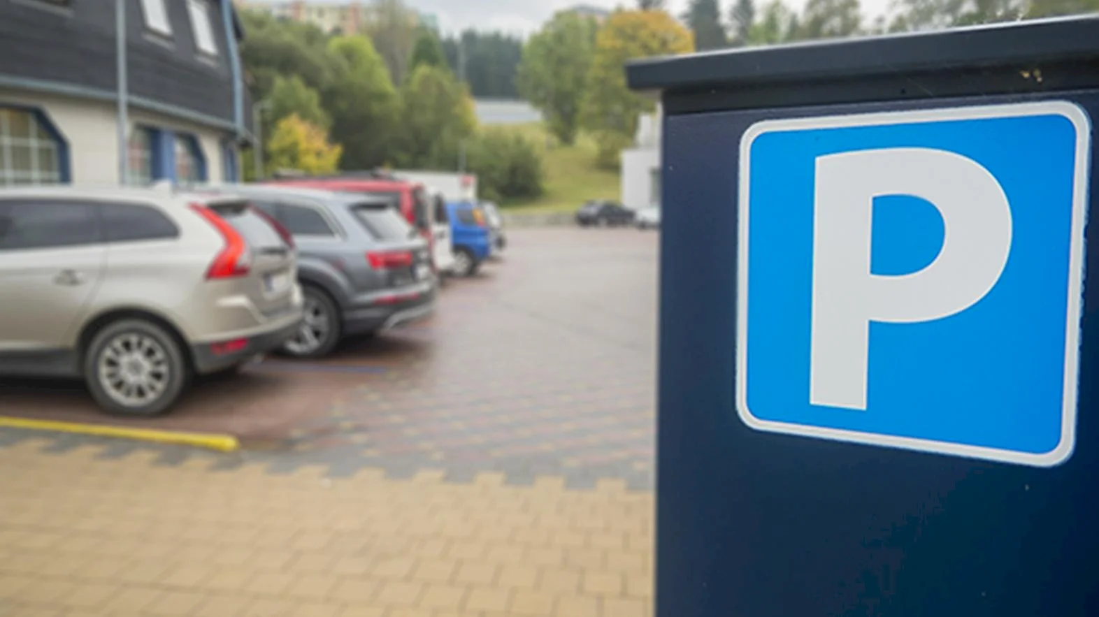 Mesto Dolný Kubín obnovuje platené parkovanie v centre