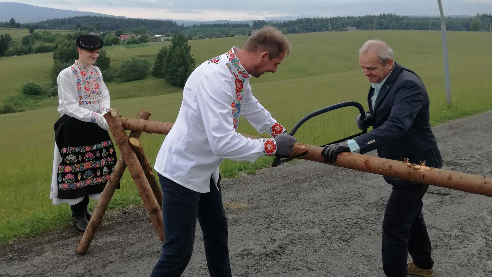 Na náučnom chodníku M. Esterházyho je minerálny prameň aj štôlňa