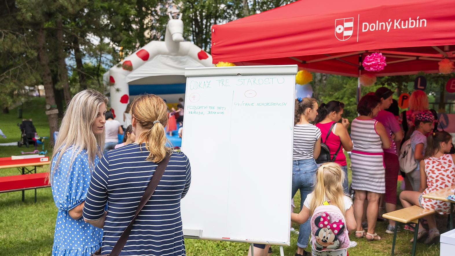 Zamestnanci radnice menia každú stredu kanceláriu za park