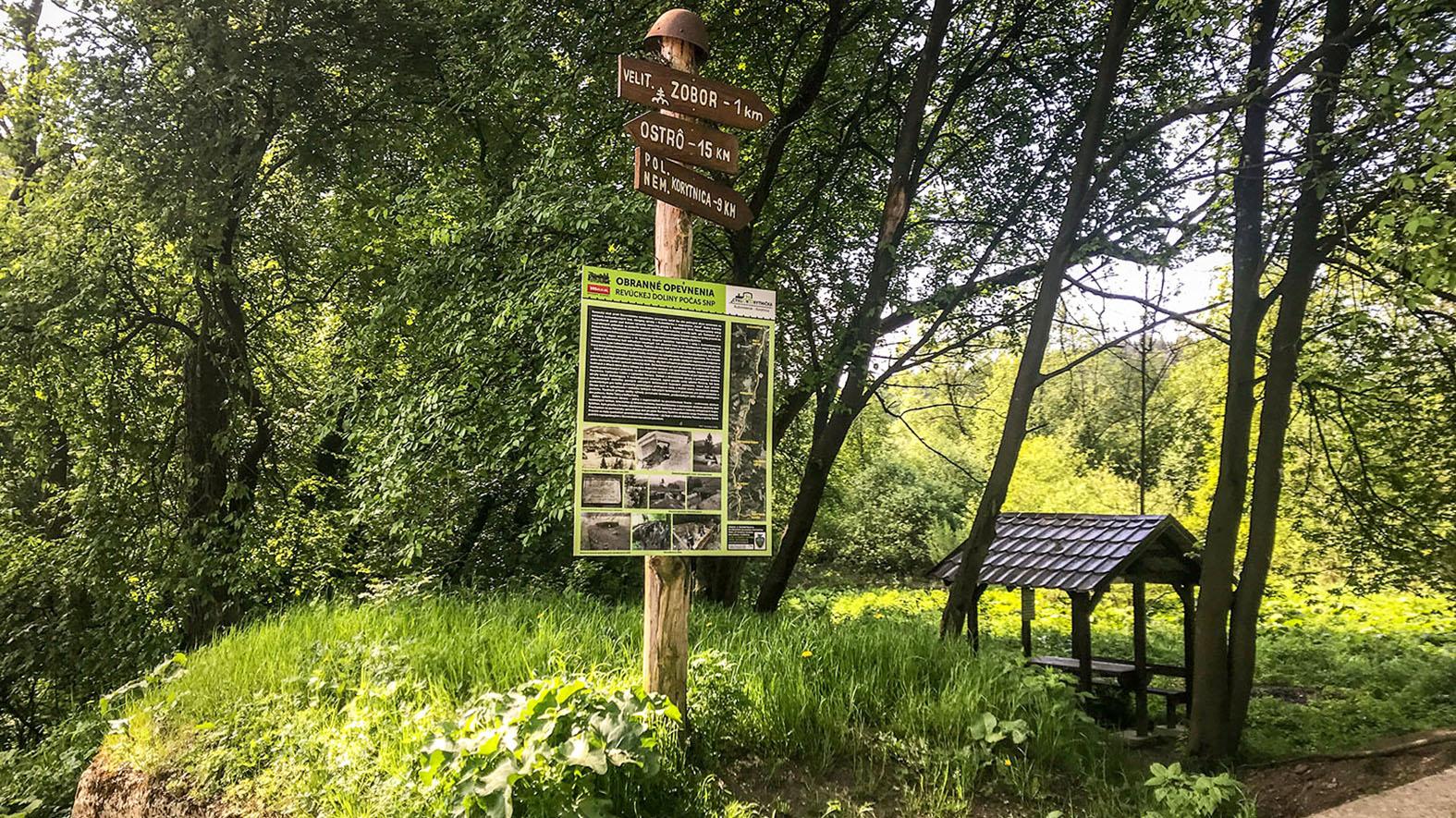 Cyklotrasu do Korytnice lemuje výstava dobových fotografií