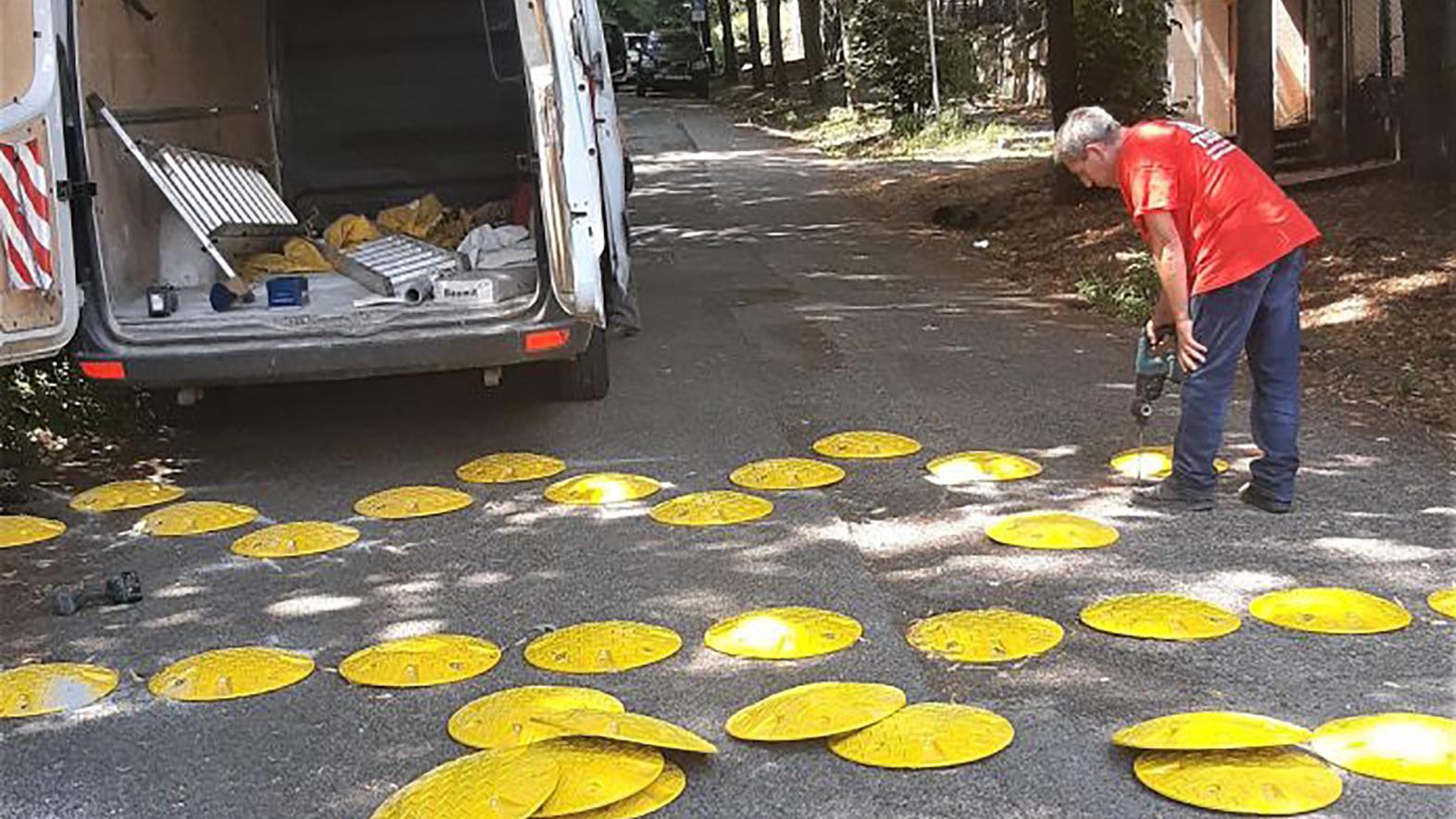 V Starom Meste namontovali žlté spomaľovače priateľské pre cyklistov