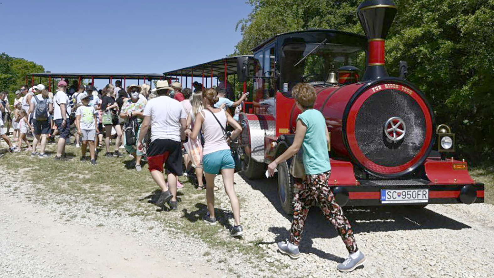 Turistov na Čachtický hrad po novom vyvezie vláčik