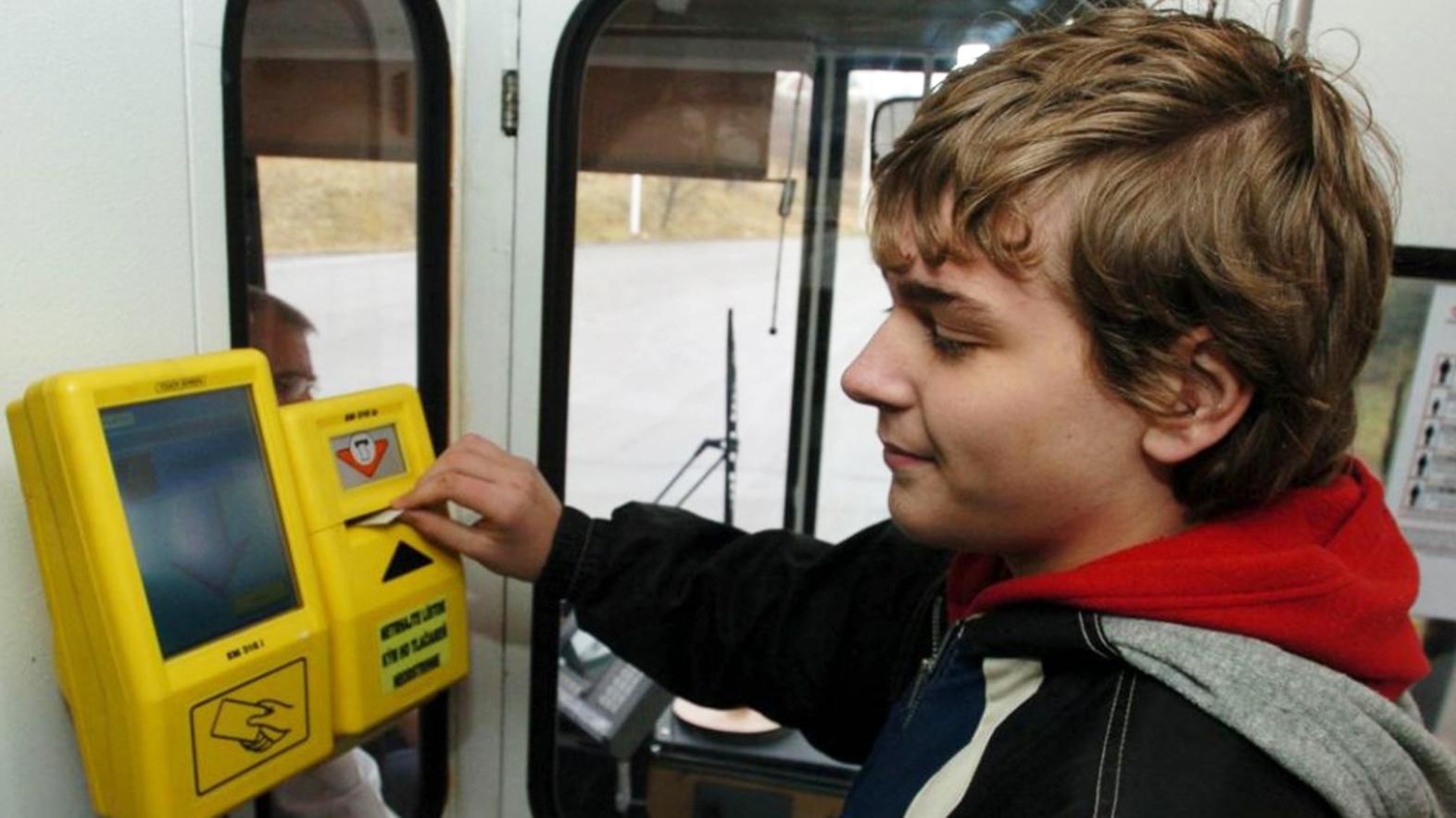 Žiaci základných škôl v Štúrove budú cestovať do školy zdarma