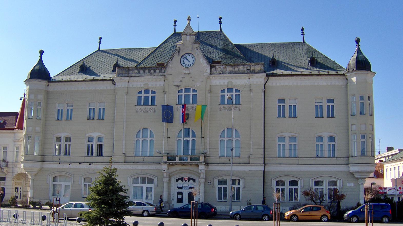 Mesto opravuje poškodenú zadnú fasádu budovy radnice
