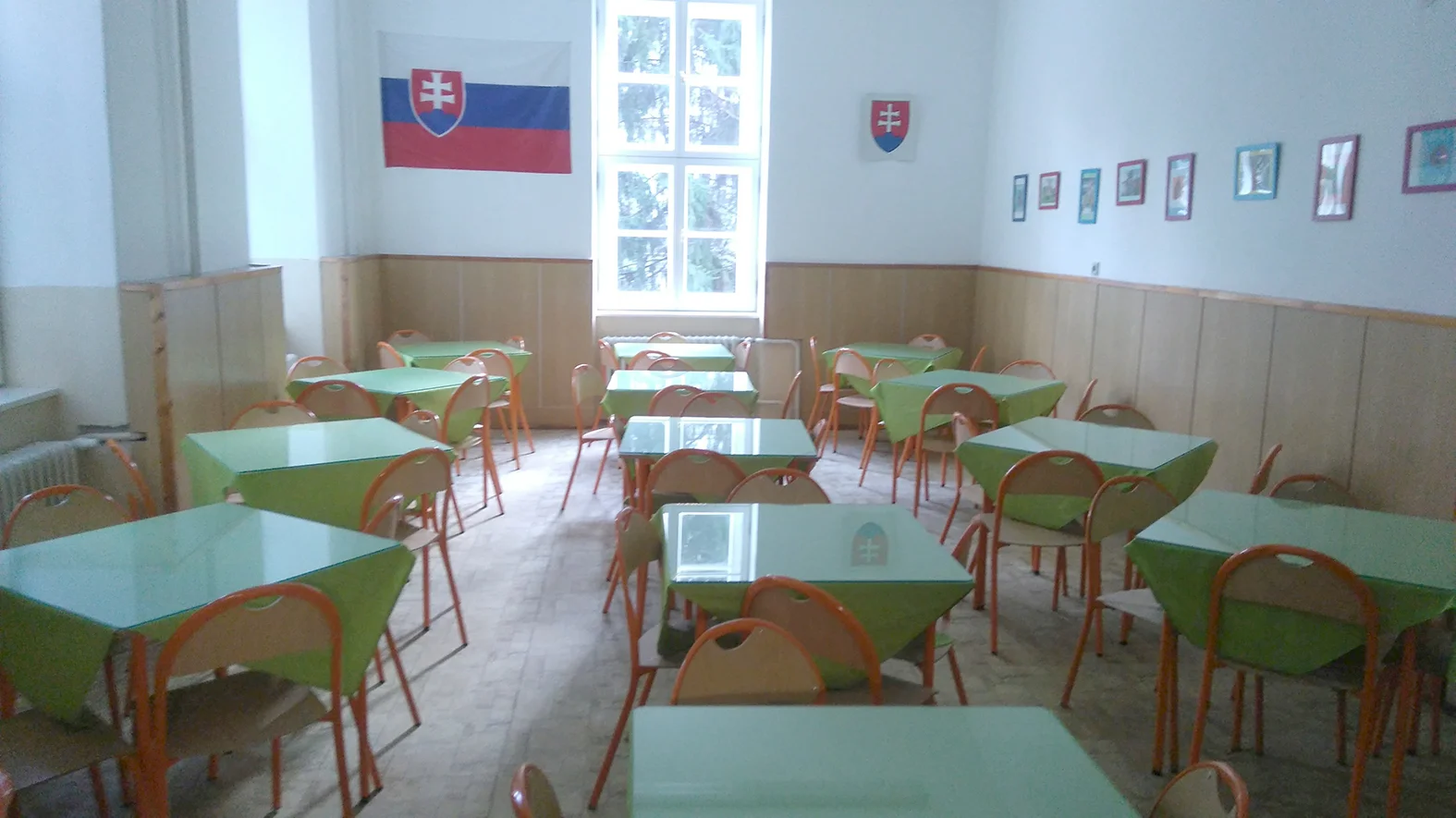 Po vyše dvadsiatich rokoch sa jedáleň v ZŠ M. Hodžu dočkala rekonštrukcie