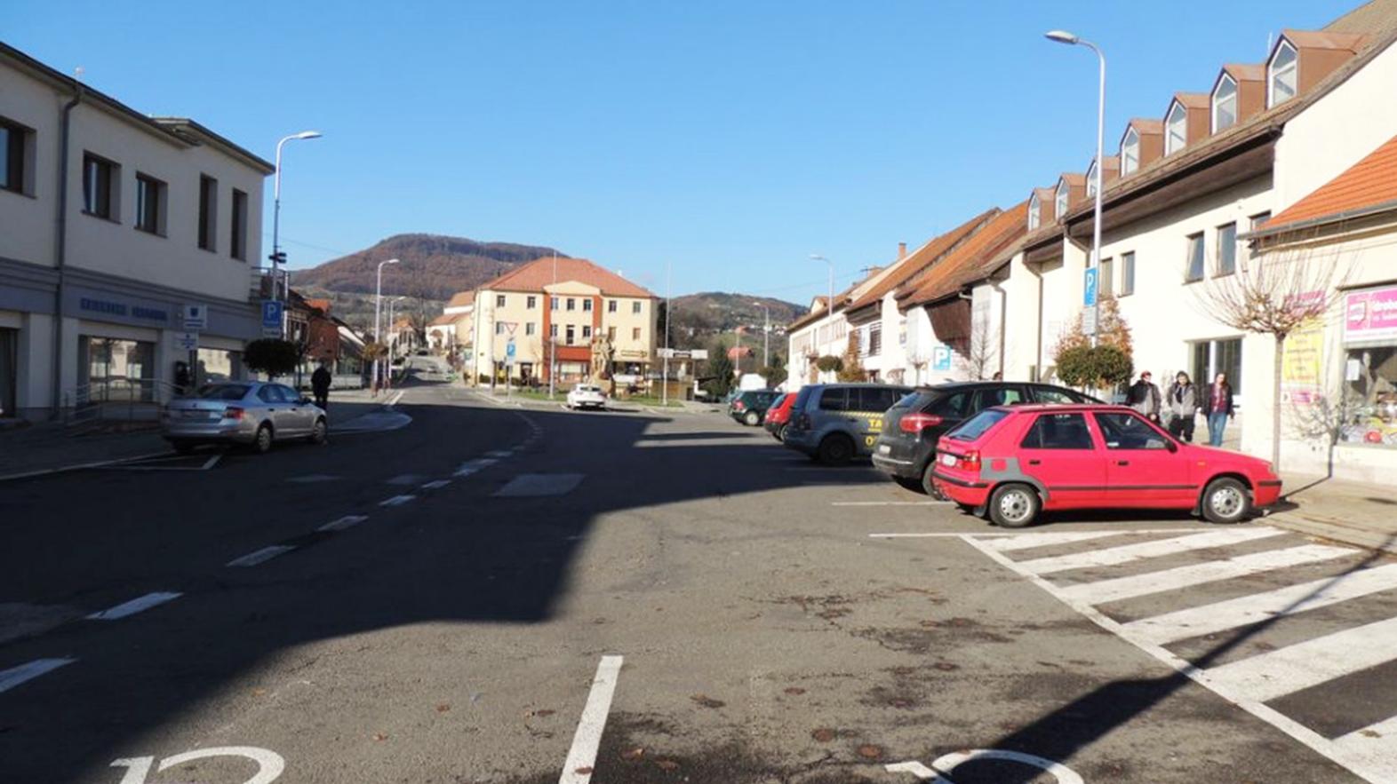 Mesto z rezervného fondu kúpi nové zastávky a opraví cestu na Chotár