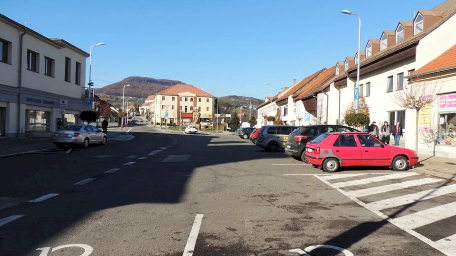 Mesto z rezervného fondu kúpi nové zastávky a opraví cestu na Chotár