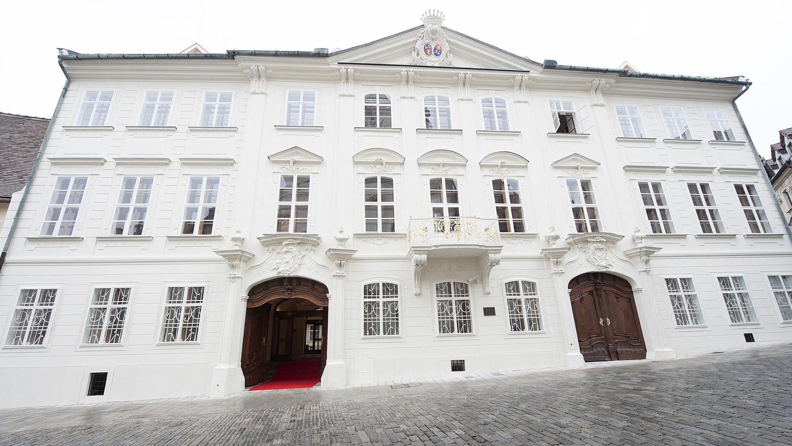 V Mirbachovom paláci otvorili výstavu Snívaj!?