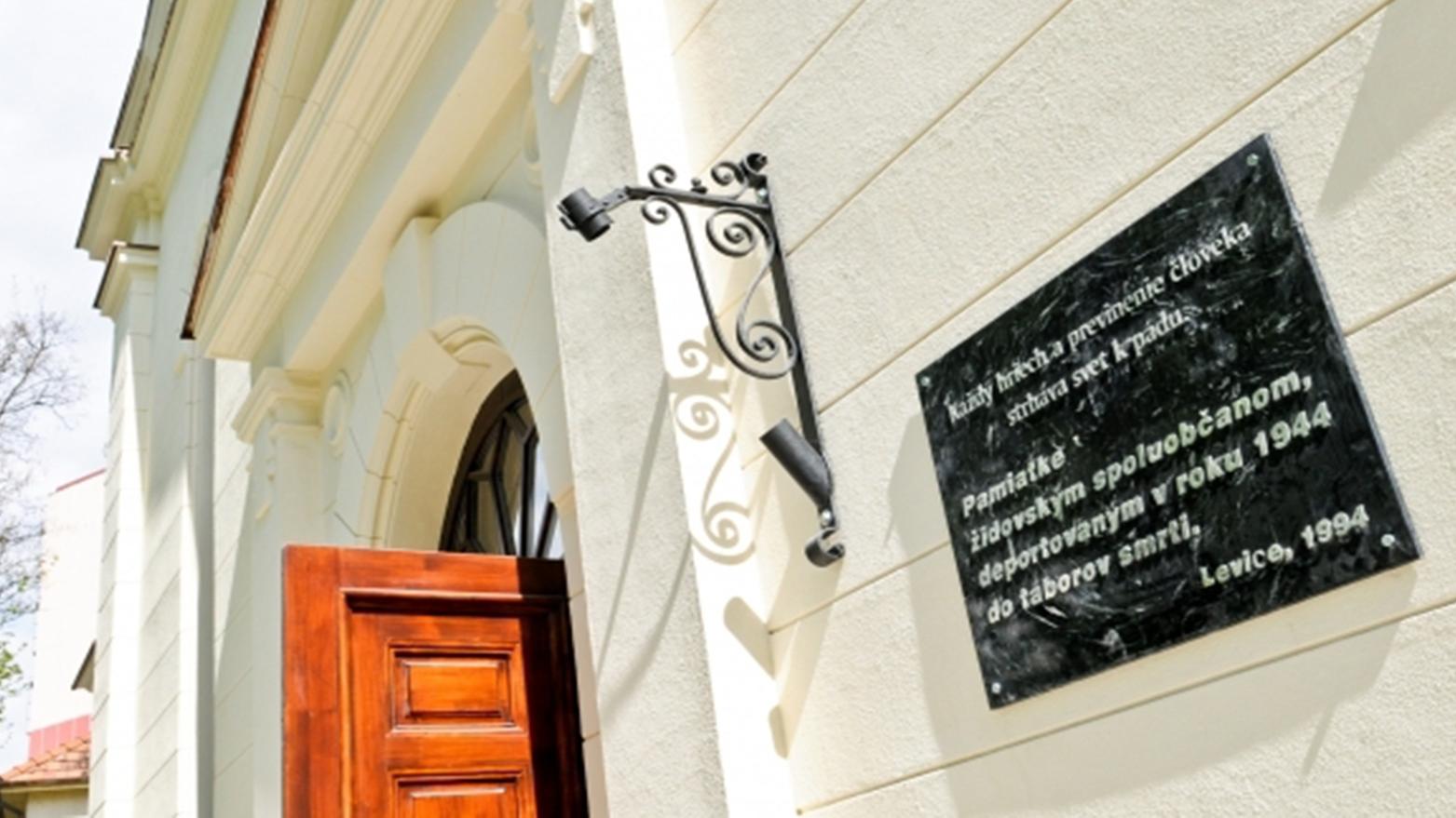 Vzácna listina nájdená v múre synagógy získala vynovenú podobu