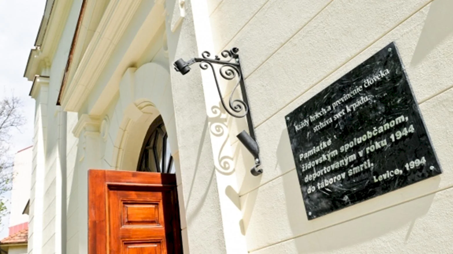Vzácna listina nájdená v múre synagógy získala vynovenú podobu