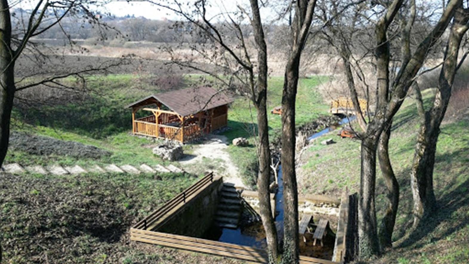 Zaujímavosťou Vyšnej Myšle je močidlo i zaniknutý gotický kostolík
