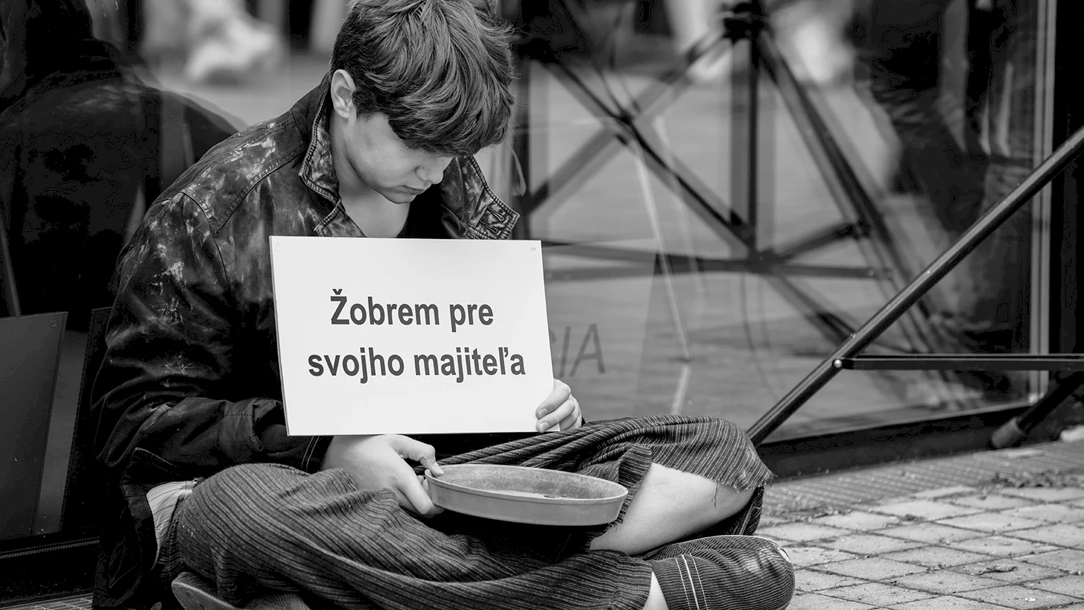 Od roku 2007 si 18. októbra pripomíname deň boja proti obchodovaniu s ľuďmi