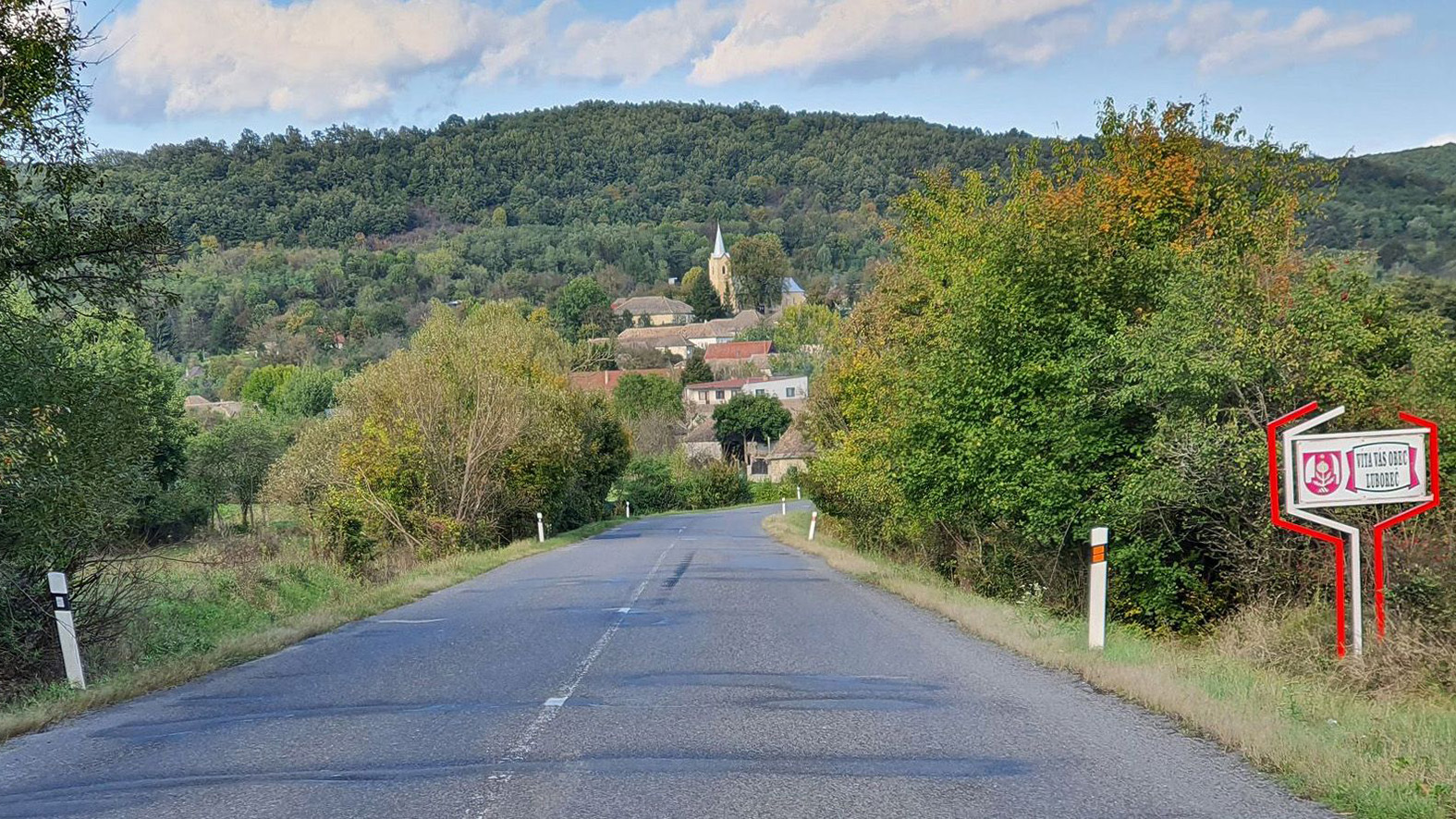 Dejiny Ľuboreči siahajú do roku 1271, zaujímavosťami sú tatárske pivnice