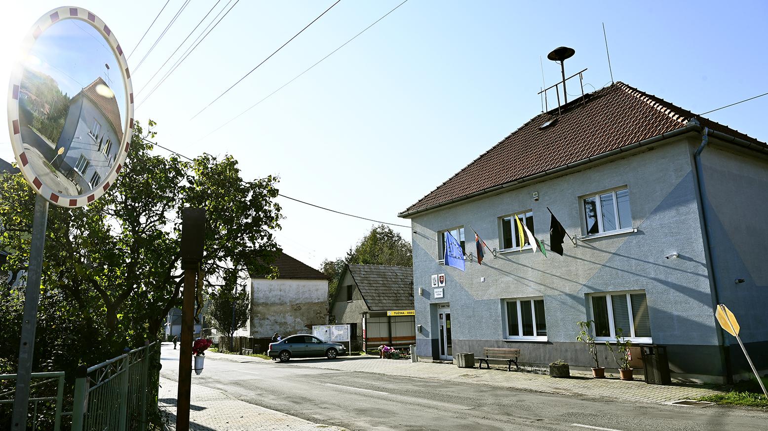 Obec trápi stav ciest a chodníkov, ale aj chýbajúca kanalizácia