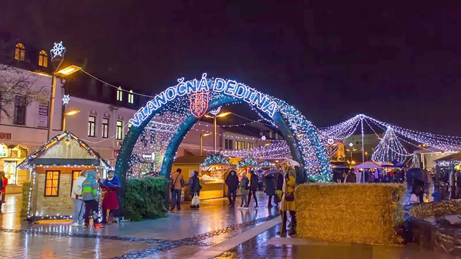 Mesto s viacerými obmedzeniami otvorilo vianočnú dedinu